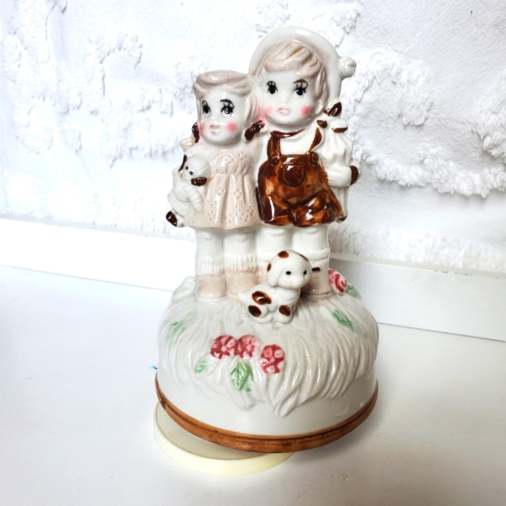 VTG Music Box Plays Raindrops Keep Falling  See Video